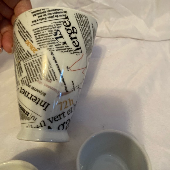 Unique Food holder with 2 condiment holders - Picture 9 of 9